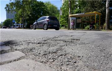 Die Holperstrecke namens Hans-Böckler-Straße erhält zwischen Kurt-Schumacher- und Louise-Schroeder-Straße eine neue Asphaltdecke.