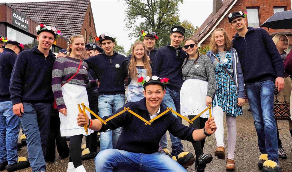 Die Holtschentänzer haben auch bei jedem Zwischenstopp viel Spaß. Foto: Stehn