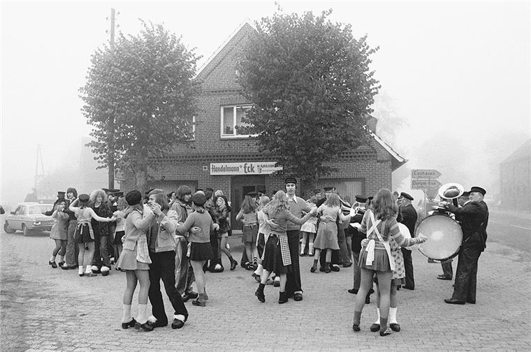 Die Holtschentänzer tanzen traditionell vor der ehemaligen Gaststätte Handelmanns Eck in Neuenwalde.