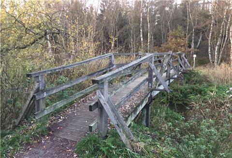 Die Holzbrücke über den Ankeloher Randkanal wird ab Montag demontiert und durch eine neue ersetzt. Deshalb ist für Spaziergänger und Radfahrer an dieser Stelle des Rundweges erst einmal Schluss.