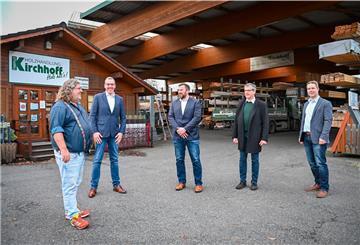 Die Holzhandlung Kirchhoff wird von der Raiffeisen übernommen. V. li. Holger Kirchhoff, Hauke Bronsema, Matthias Swiontek, Johann Wahlers und Frank Griemsmann. 