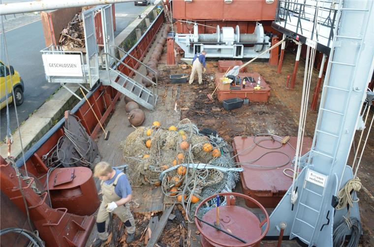 Die Holzplanken auf dem Fangdeck der "Gera" im Fischereihafen von Bremerhaven wurden gelöst.
