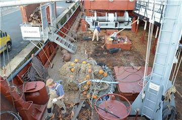 Die Holzplanken auf dem Fangdeck der "Gera" im Fischereihafen von Bremerhaven wurden gelöst.