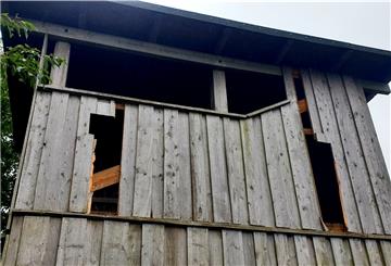Die Holzverkleidung des Aussichtsturms am Flögelner See ist erheblich zerstört worden.