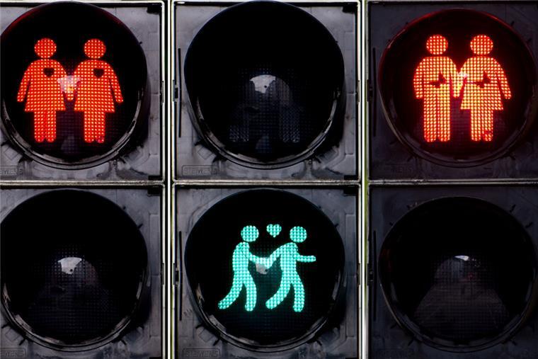 Homosexuelle Ampelpärchen können bleiben Die Bildkombo zeigt verschiedene Ampelmännchenpaare.