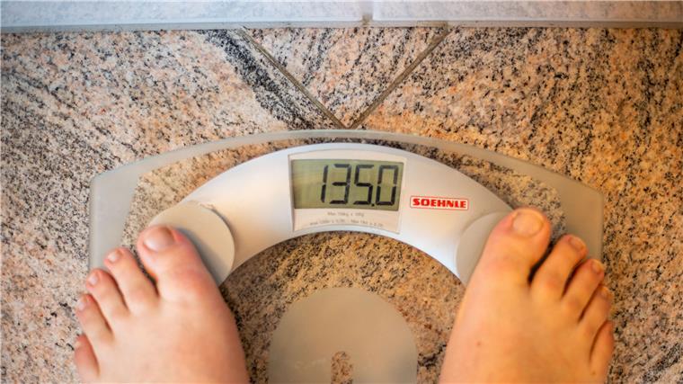 Wenn der Bauch dem Sport im Wege steht - so geht es trotzdem Die Hose kneift, der Atem bleibt weg, Bewegung fällt schwer bei Übergewicht. Und mit jedem Kilo mehr wird es schwerer, mit Sport etwas dagegen zu tun. Allerdings gibt es Tricks, sich und den inneren Schweinehund zu überwinden und den Kilos sportlich den Kampf anzusagen.
