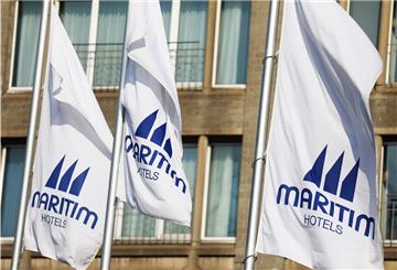 Flaggen mit Maritim-Werbung vor einem Gebäude. Die Hotelkette Maritim befindet sich in einer schwierigen Lage.