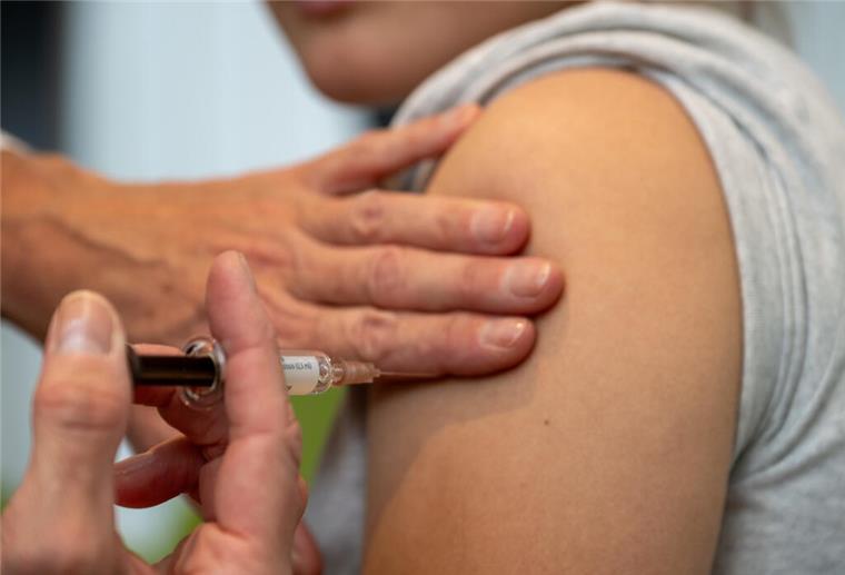 Eine Ärztin impft eine Patientin 