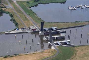 Die Hydraulik der Klappbrücke am Huntesperrwerk in der Wesermarsch muss erneuert werden.