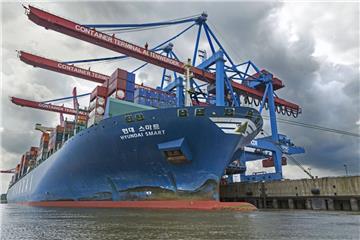 Die „Hyundai Smart“ am Containerterminal in Hamburg-Altenwerder: Die Südkoreaner haben offenbar Interesse, mit ihren größten Schiffen künftig nach Bremerhaven zu kommen. 