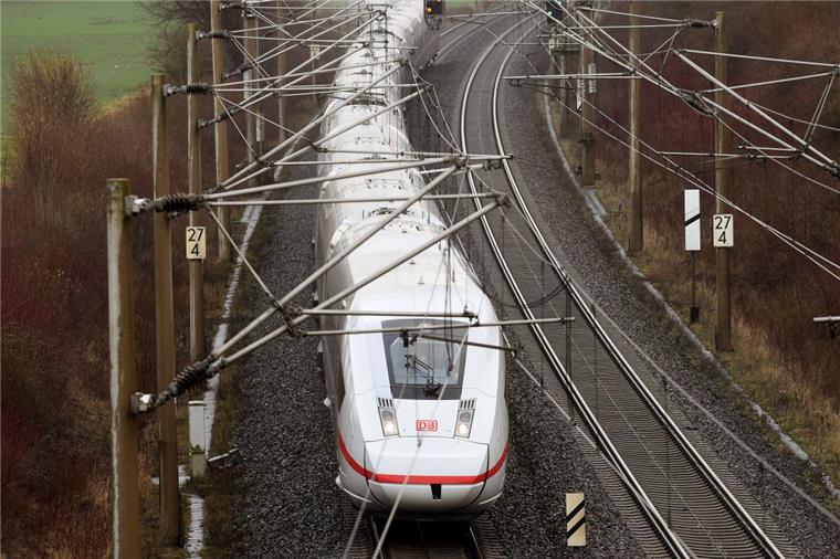 Die ICE-Strecke zwischen Hannover und Göttingen wird wegen Bauarbeiten für ein halbes Jahr gesperrt.


