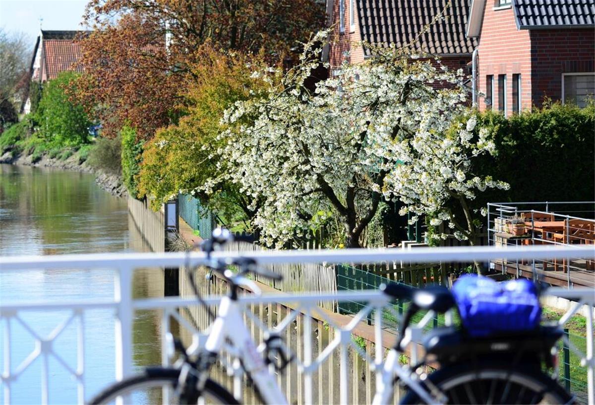 Auf der Obstroute unterwegs Ein Fahrrad steht auf einer Brücke.