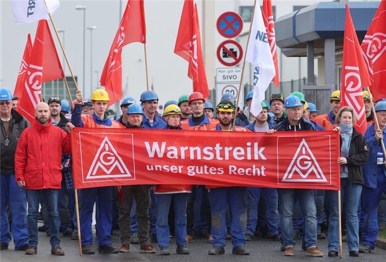 Beschäftigte von Caterpillar Motoren, Neptun Werft und SEAR GmbH haben sich zu einem Warnstreik der IG Metall eingefunden. 