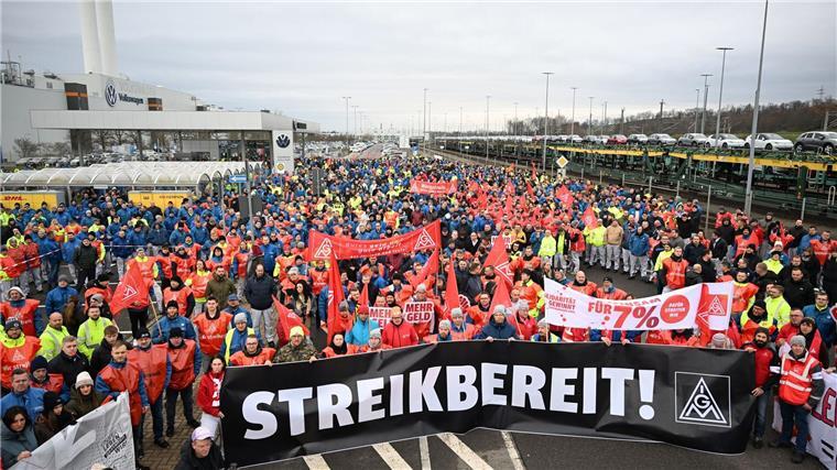 Die IG Metall wehrt sich mit dem Ausstand gegen milliardenschwere Einschnitte bei Europas größtem Autobauer. 