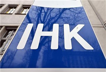 «IHK» steht auf dem Schild vor dem Haus der Industrie- und Handelskammer Erfurt. (zu dpa: «Ein Drittel der Betriebe sorgt sich um Wettbewerbsfähigkeit»)