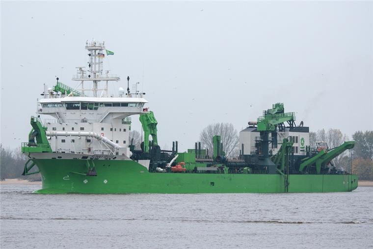 Elbvertiefung: Umweltverbände fordern Rückzug der Baggerschiffe Das Baggerschiff "Bonny River" fährt auf der Elbe.