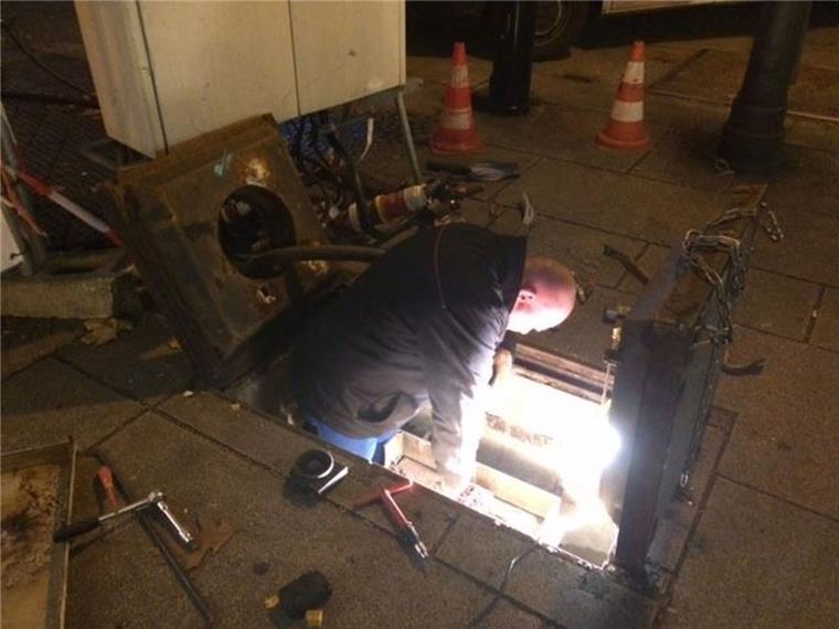 Die im Schaltkasten verschmorte Technik hat Frank Haase, Techniker der Elektrofirma Wehmann, ausgebaut. 