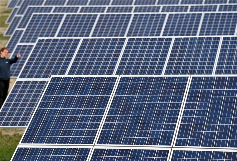 Die im Stadtsüden geplante Photovoltaik-Freianlage soll eine Leistung von 5 Megawatt haben. Damit können 1300 Haushalte versorgt werden.
