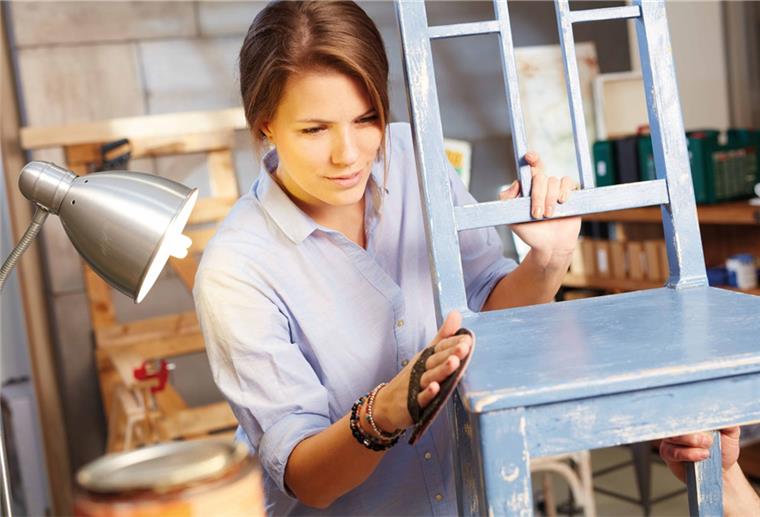 DIY-Wettbewerb: Hier gibt's 600 Euro zu gewinnen! Frau restauriert alten Stuhl