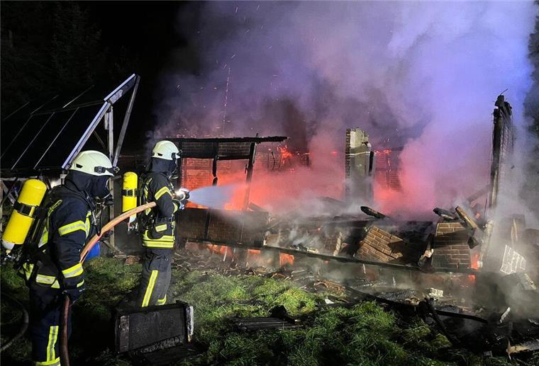 Großeinsatz der Feuerwehr in Debstedt: Massive Gartenlaube in Flammen Die in Brand stehende Gartenlaube in Debstedt.