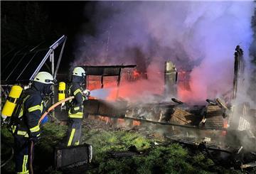 Die in Brand stehende Gartenlaube in Debstedt.