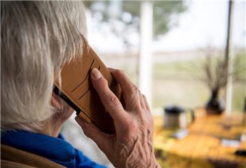 Eine Seniorin telefoniert mit ihrem Smartphone.