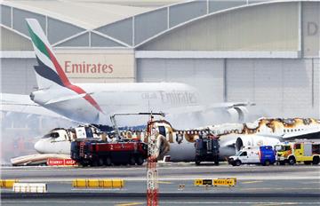 Die in Dubai notgelandete Boeing 777 ist durch das Feuer schwer beschädigt worden. 