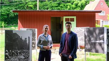 Die in Tarnfarbe dunkelrot gehaltene Hütte stand bis 2022 versteckt in der Lindhorster Heide (Gemeinde Seevetal).