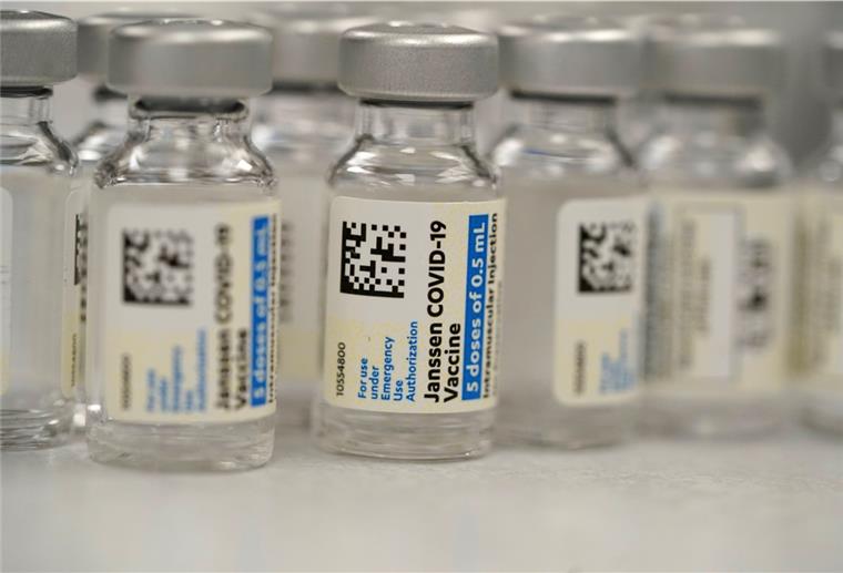 Ampullen des Impfstoffes des US-Pharmakonzerns Johnson & Johnson stehen in der Apotheke des National Jewish Hospitals. 