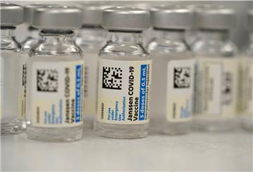 Ampullen des Impfstoffes des US-Pharmakonzerns Johnson & Johnson stehen in der Apotheke des National Jewish Hospitals. 