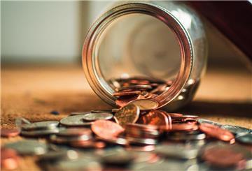 Die Inflation liegt auf einem Rekordhoch. Auch die mühsam erarbeiteten Finanzpolster auf dem Konto verlieren an Wert.