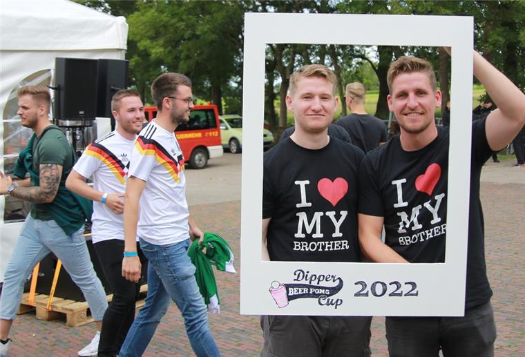 Die „Inglourious Buddstars“ haben die sechste Auflage des Nordenhamer Beerpong-Cups gewonnen. Jonas (links) und Niklas Budde siegten im Finale gegen Lennard Schröder und Maik Müller („Eure absoluten Favoriten“).
