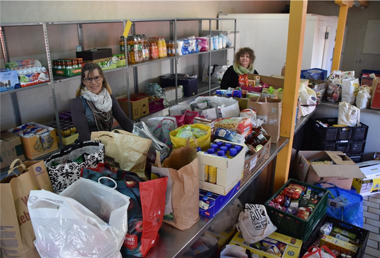 Viele Spenden für die Nordenhamer Tafel Die Initiatorin der Spendenaktion Silvia Kerney (rechts) und die Leiterin der Tafel Süntka Janßen sind überwältigt von all den Spenden.