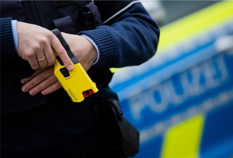 FDP attackiert Koalition im Streit um Taser Die Innendeputation hat die Einführung von Tasern für die Polizei im Land Bremen vorerst abgelehnt.