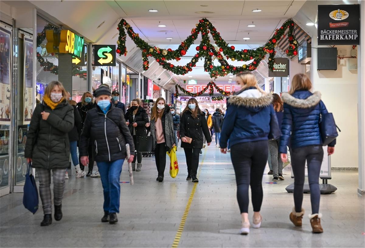 IHK rechnet mit Aufschwung im Herbst 2021 Menschen gehen durch die "Obere Bürger".