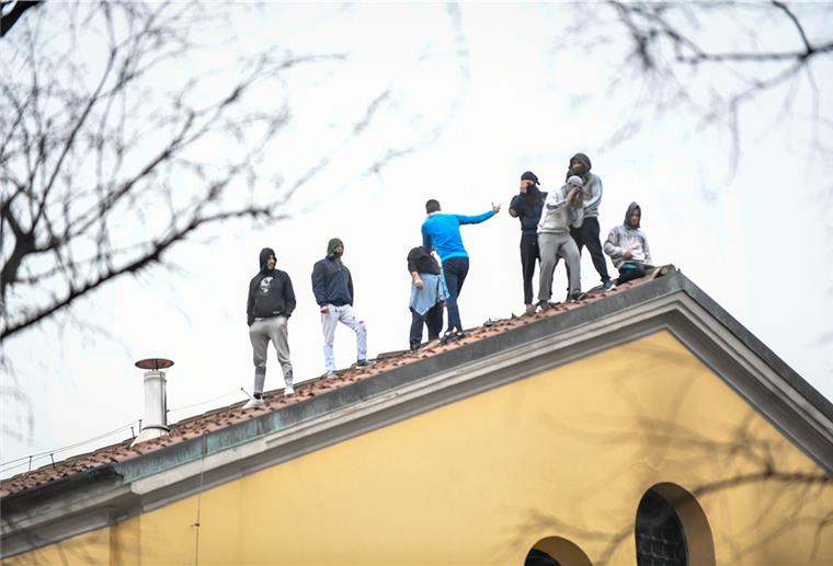 Die Insassen des San-Vittore-Gefängnis in Mailand rebellieren auf Grund der Maßnahmen gegen die Verbreitung des Coronavirus.