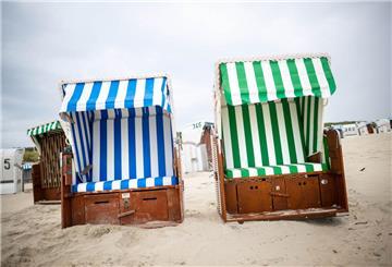 Ein nachhaltiger „Grüner Strandkorb“ (r) neben einem herkömmlichen Modell am Badestrand der ostfriesischen Insel Spiekeroog