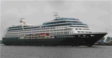Das Foto zeigt ein Kreuzfahrtschiff. Es handelt sich um die "Insignia", die zu einem Luxus-Residenzschiff umgebaut wird. Die „Insignia“ wird 2026 nach einem umfangreichen Umbau an Crescent Seas übergeben. Das Schiff erhält 290 Privatsuiten, die mit exklusiven Annehmlichkeiten ausgestattet werden.