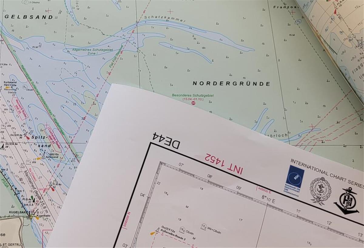 Digitale Seekarten sorgen für effizientere Navigation auf Nord- und Ostsee Die Internationale Karte DE44: Das Bundesamt für Seeschifffahrt und Hydrographie (BSH) hat diese in Kooperation mit dem United Kingdom Hydrographic Office (UKHO, Pendant zum BSH in England) bearbeitet und aktualisiert. Es sind große Flächen des Flachwasserbereiches (0-5 Meter) zu sehen, die wieder mit Informationen (etwa Tiefenzahlen) im Gegensatz zur vorherigen Ausgabe angereichert sind.