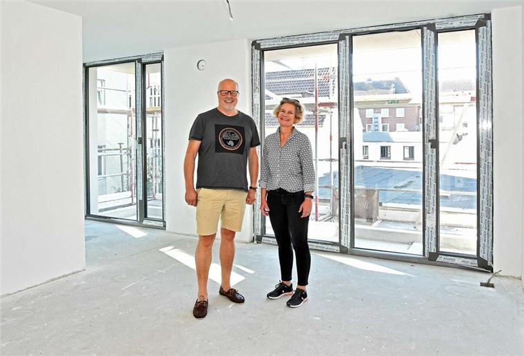 Die Investoren Silke Germershausen und Carsten Weerts in einer der neuen Wohnungen.