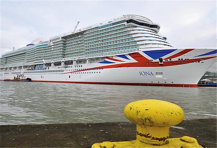 Die "Iona" an der Ausrüstungskaje der Meyer Werft.