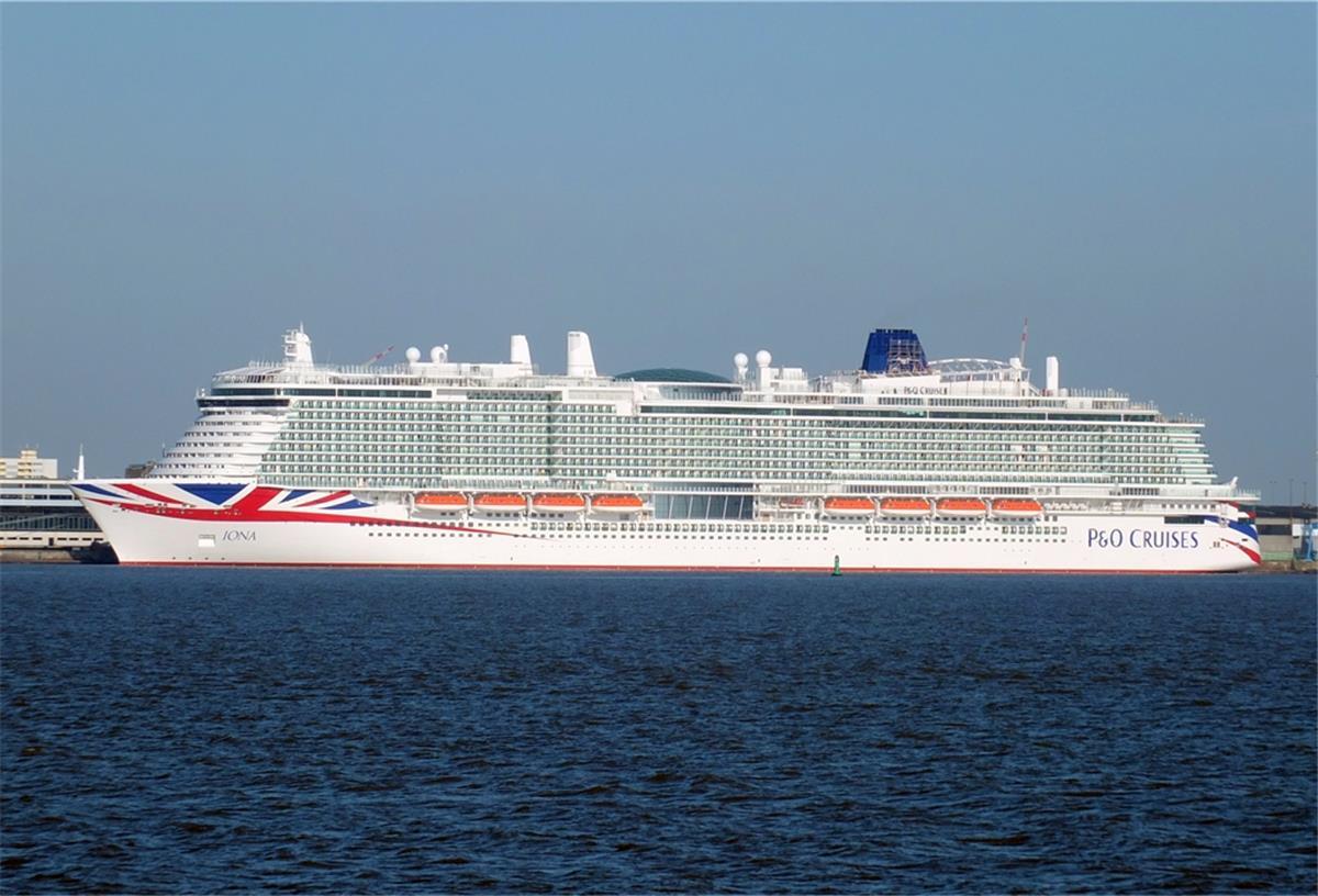 Kreuzfahrtschiff-Neubau "Iona" der Meyer-Werft zur Ausrüstung in Bremerhaven