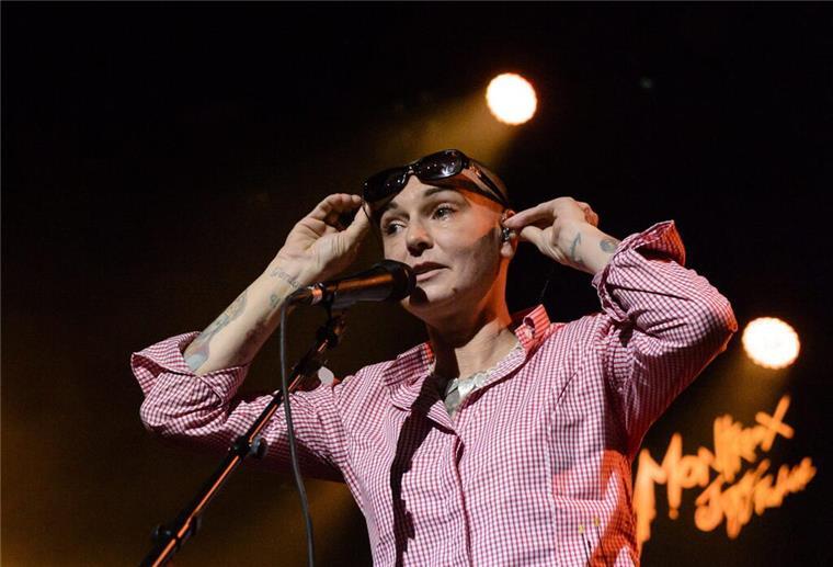 Die irische Sängerin Sinead O'Connor tritt auf der Bühne des Akvarium Klubs auf. +++ dpa-Bildfunk +++