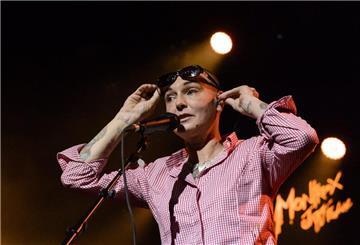 Die irische Sängerin Sinead O'Connor tritt auf der Bühne des Akvarium Klubs auf. +++ dpa-Bildfunk +++