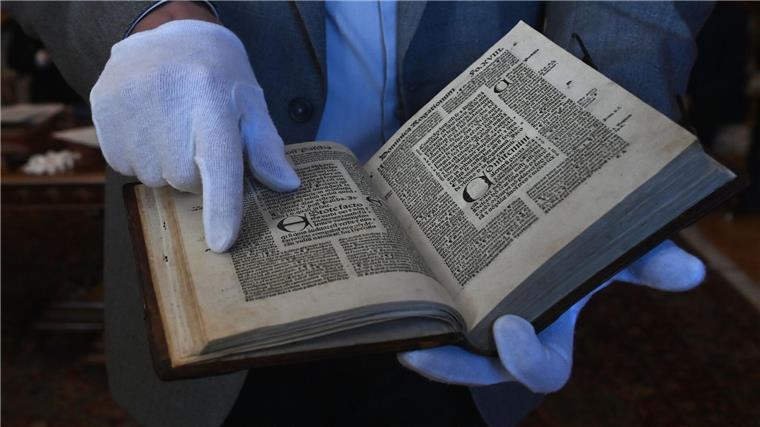 Die italienische Denkmalschutzbehörde zeigt eine Kopie des gestohlenen Buches aus dem frühen 16. Jahrhundert.