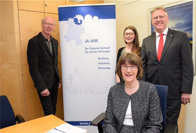 Die Jade-Wirtschaftsraum-Regionalstiftung mit (von links) Gerd Köhn (Vorstandsvorsitzender), Lina Welkschehold (Geschäftsführerin), Hilko Schütte (stellvertretender Vorstandsvorsitzender) und Ute Spohler (Mitarbeiterin in Nordenham) besteht seit 1998.