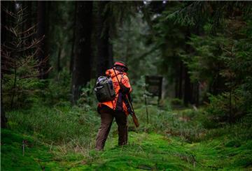Die Jagd ist in. Immer mehr Frauen und Männer machen den Jagdschein. Um die 400.000 Jäger sollen hierzulande durch die Wälder streifen.
