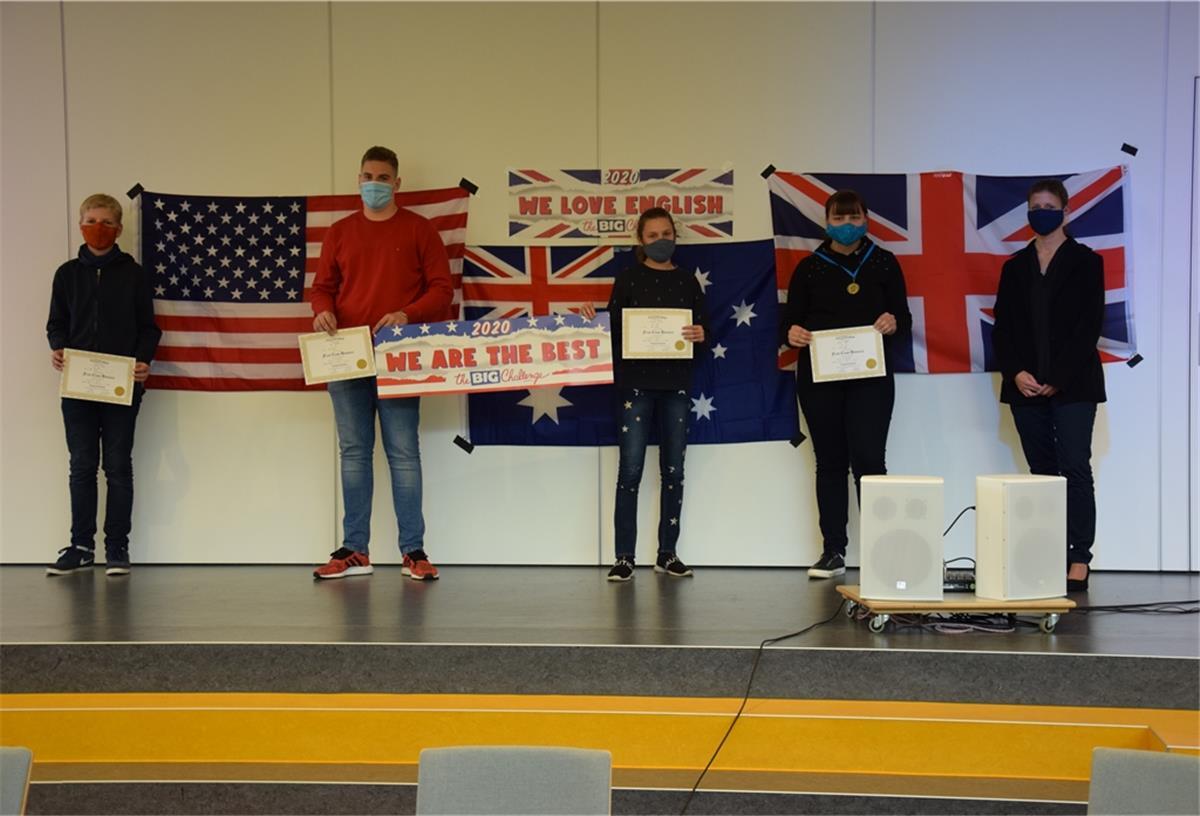 Fünf Menschen auf dem Podium mit Urkunden in der Hand.