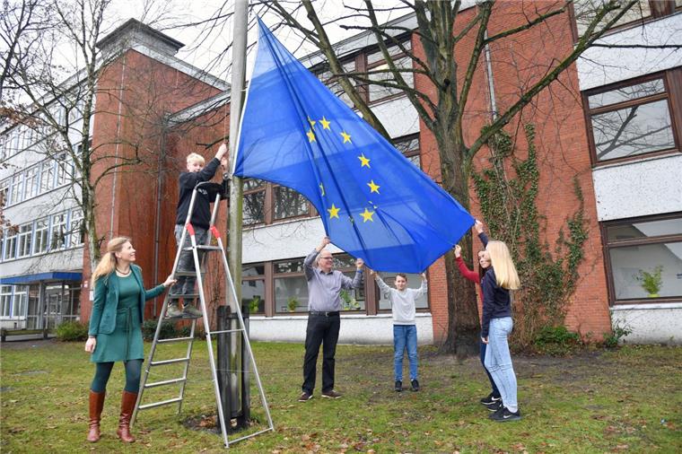 Zwei Schulen in Bremerhaven wollen Europaschulen werden Die Johann-Gutenberg-Schule will Europa-Schule werden und hat schon mal die Europa-Flagge gehisst: (von links) Ute Laubner, Tede, Heiko Lehn, Oskar, Lisa-Marie und Isabel.