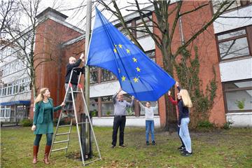 Die Johann-Gutenberg-Schule will Europa-Schule werden und hat schon mal die Europa-Flagge gehisst: (von links) Ute Laubner, Tede, Heiko Lehn, Oskar, Lisa-Marie und Isabel.